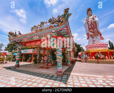 Wat Saman Rattanaram temple aux pétales de fleurs à Chachoengsao, Thaïlande Banque D'Images