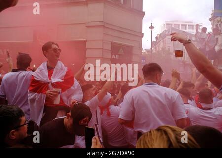 Fans d'Angleterre à Leicester Square avant la finale de 2020 euros Banque D'Images