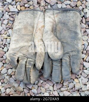 Un gros plan d'une paire de gants en cuir bien utilisés Banque D'Images