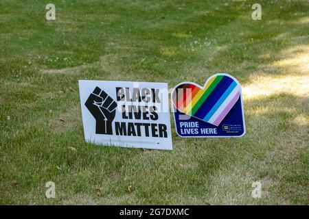 Signe politique, Black Lives Matter, gay Pride Sign, sur pelouse, Etats-Unis, Par James D Coppinger/Dembinsky photo Assoc Banque D'Images