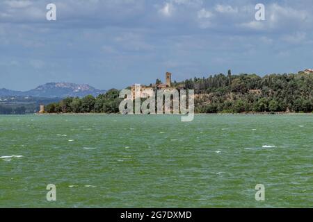 Un bel aperçu de l'Isola Maggiore sur le lac Trasimeno, vu de Passignano, Italie Banque D'Images