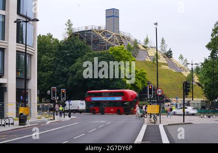 Les travaux se poursuivent sur le Marble Arch Mound dans le centre de Londres. Le sommet de la nouvelle installation de 25 mètres de haut offrira des vues panoramiques sur Hyde Park, Mayfair et Marylebone lors de son ouverture au public en juillet. La colline artificielle a été construite sur une base d'échafaudage, avec des couches de sol et de contreplaqué formant le monticule qui a un centre creux avec de l'espace pour les expositions et les expositions. Date de la photo: Mardi 13 juillet 2021. Banque D'Images