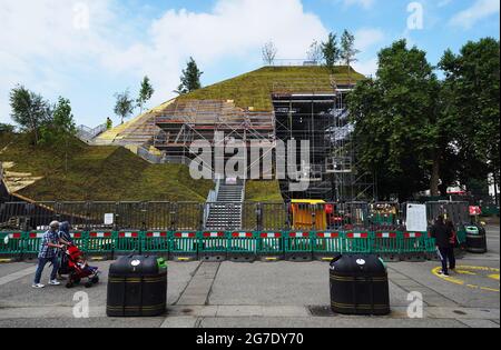 Les travaux se poursuivent sur le Marble Arch Mound dans le centre de Londres. Le sommet de la nouvelle installation de 25 mètres de haut offrira des vues panoramiques sur Hyde Park, Mayfair et Marylebone lors de son ouverture au public en juillet. La colline artificielle a été construite sur une base d'échafaudage, avec des couches de sol et de contreplaqué formant le monticule qui a un centre creux avec de l'espace pour les expositions et les expositions. Date de la photo: Mardi 13 juillet 2021. Banque D'Images