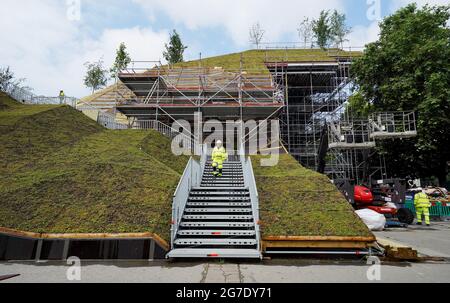 Les travaux se poursuivent sur le Marble Arch Mound dans le centre de Londres. Le sommet de la nouvelle installation de 25 mètres de haut offrira des vues panoramiques sur Hyde Park, Mayfair et Marylebone lors de son ouverture au public en juillet. La colline artificielle a été construite sur une base d'échafaudage, avec des couches de sol et de contreplaqué formant le monticule qui a un centre creux avec de l'espace pour les expositions et les expositions. Date de la photo: Mardi 13 juillet 2021. Banque D'Images