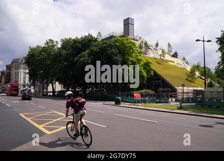 Les travaux se poursuivent sur le Marble Arch Mound dans le centre de Londres. Le sommet de la nouvelle installation de 25 mètres de haut offrira des vues panoramiques sur Hyde Park, Mayfair et Marylebone lors de son ouverture au public en juillet. La colline artificielle a été construite sur une base d'échafaudage, avec des couches de sol et de contreplaqué formant le monticule qui a un centre creux avec de l'espace pour les expositions et les expositions. Date de la photo: Mardi 13 juillet 2021. Banque D'Images