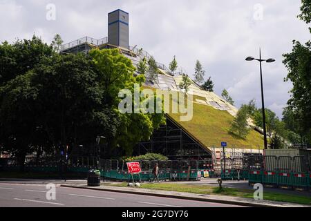 Les travaux se poursuivent sur le Marble Arch Mound dans le centre de Londres. Le sommet de la nouvelle installation de 25 mètres de haut offrira des vues panoramiques sur Hyde Park, Mayfair et Marylebone lors de son ouverture au public en juillet. La colline artificielle a été construite sur une base d'échafaudage, avec des couches de sol et de contreplaqué formant le monticule qui a un centre creux avec de l'espace pour les expositions et les expositions. Date de la photo: Mardi 13 juillet 2021. Banque D'Images