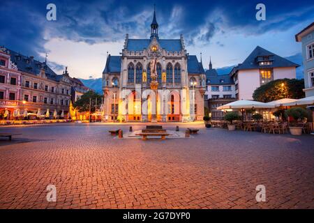 Erfurt, Allemagne. Image du paysage urbain de la vieille ville d'Erfurt, Thuringe, Allemagne avec l'hôtel de ville néo-gothique sur la place Fischmarkt au lever du soleil. Banque D'Images