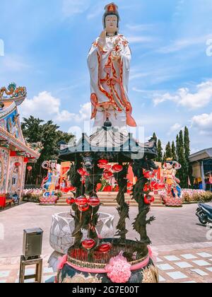 Wat Saman Rattanaram temple aux pétales de fleurs à Chachoengsao, Thaïlande Banque D'Images