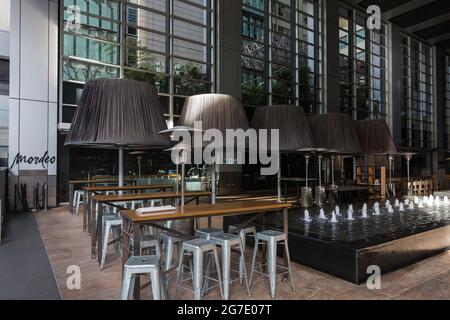 Sydney, Australie. Mardi 13 juillet 2021. Restaurants à Phillip Street, Deutsche Bank place, vides. Les restrictions de verrouillage ont été renforcées et étendues en raison de la variante Delta des cas COVID-19 à travers Sydney, les Blue Mountains et les côtes centrales. L'exercice est limité à deux personnes par groupe et les gens doivent se remian dans un rayon de 10km de leur maison. Crédit : Paul Lovelace/Alamy Live News Banque D'Images