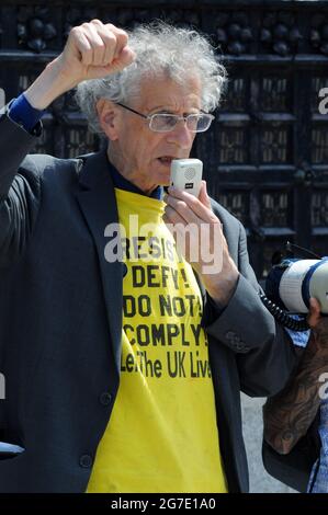 Londres, Royaume-Uni. 13 juillet 2021. Protestation contre la vaccination avec Piers Corbyn devant les chambres du Parlement. Credit: JOHNNY ARMSTEAD/Alamy Live News Banque D'Images