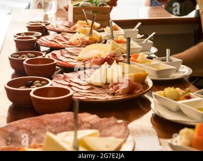 Des planches de fromage portugais, de jambon et de salami sont préparées à la table du comptoir Banque D'Images