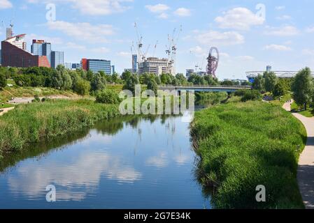 La rivière Lea au parc olympique Queen Elizabeth, Stratford, est de Londres, en été Banque D'Images
