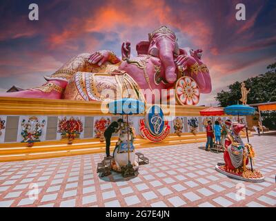 Wat Saman Rattanaram temple aux pétales de fleurs à Chachoengsao, Thaïlande Banque D'Images