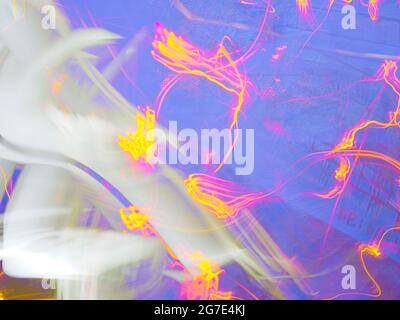 Motif abstrait de feu d'artifice doré sur fond bleu violet Banque D'Images