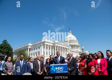 Le représentant des États-Unis Marc Veasey (démocrate du Texas), au centre, est accompagné du représentant de l'État du Texas Chris Turner, président du Texas House Democratic Caucus, à gauche, et du représentant des États-Unis Lloyd Doggett (démocrate du Texas), à droite, Et un groupe de députés démocrates de la Chambre des représentants du Texas qui fait des remarques lors d'une conférence de presse sur les droits de vote en dehors du Capitole des États-Unis à Washington, DC, le mardi 13 juillet 2021. Pour empêcher les républicains d'adopter de nouvelles restrictions électorales, la Chambre des représentants de l'État du Texas est arrivée à Dulles Internationa Banque D'Images