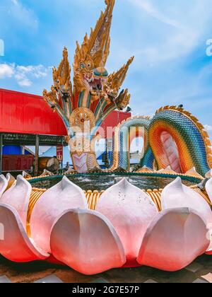 Wat Saman Rattanaram temple aux pétales de fleurs à Chachoengsao, Thaïlande Banque D'Images
