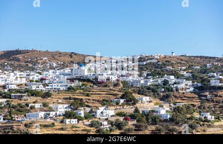 Grèce. Île de Sifnos, Artemonas Chora vue aérienne sur les drones. Architecture traditionnelle des Cyclades, bâtiments blanchis à la chaux en amont, fond bleu ciel. S Banque D'Images