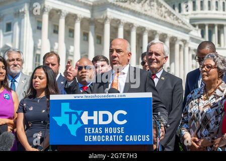 Le représentant d'État du Texas, Chris Turner, président du Texas House Democratic Caucus, est accompagné du représentant des États-Unis, Lloyd Doggett (démocrate du Texas), à droite, Et un groupe de députés démocrates de la Chambre des représentants du Texas qui fait des remarques lors d'une conférence de presse sur les droits de vote en dehors du Capitole des États-Unis à Washington, DC, le mardi 13 juillet 2021. Afin d'empêcher les Républicains d'adopter de nouvelles restrictions électorales, la Chambre des représentants de l'État du Texas est arrivée à l'aéroport international de Dulles hier soir après avoir fui leur État à l'aide d'une paire de jets d'affrètement. CRED Banque D'Images