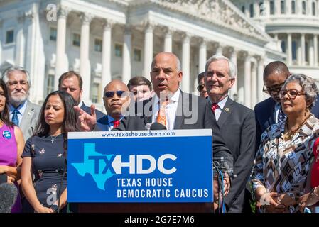 Le représentant d'État du Texas, Chris Turner, président du Texas House Democratic Caucus, est accompagné du représentant des États-Unis, Lloyd Doggett (démocrate du Texas), à droite, Et un groupe de députés démocrates de la Chambre des représentants du Texas qui fait des remarques lors d'une conférence de presse sur les droits de vote en dehors du Capitole des États-Unis à Washington, DC, le mardi 13 juillet 2021. Afin d'empêcher les Républicains d'adopter de nouvelles restrictions électorales, la Chambre des représentants de l'État du Texas est arrivée à l'aéroport international de Dulles hier soir après avoir fui leur État à l'aide d'une paire de jets d'affrètement. CRED Banque D'Images