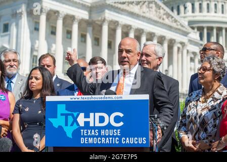 Le représentant d'État du Texas, Chris Turner, président du Texas House Democratic Caucus, est accompagné du représentant des États-Unis, Lloyd Doggett (démocrate du Texas), à droite, Et un groupe de députés démocrates de la Chambre des représentants du Texas qui fait des remarques lors d'une conférence de presse sur les droits de vote en dehors du Capitole des États-Unis à Washington, DC, le mardi 13 juillet 2021. Afin d'empêcher les Républicains d'adopter de nouvelles restrictions électorales, la Chambre des représentants de l'État du Texas est arrivée à l'aéroport international de Dulles hier soir après avoir fui leur État à l'aide d'une paire de jets d'affrètement. CRED Banque D'Images