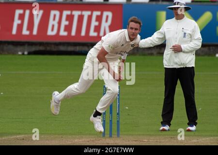 Chester le Street, Angleterre, 13 juillet 2021. Le juge-arbitre Neil Pratt n'a pas signalé de ballon comme Stuart Broad bols pour le Nottinghamshire contre Durham lors de leur match de championnat du comté au Riverside Ground, Chester le Street. Crédit : Colin Edwards/Alay Live News. Banque D'Images