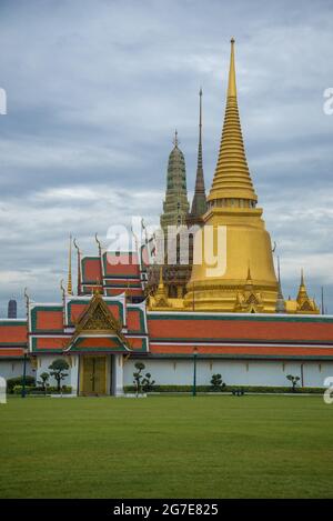 Vue sur les temples du Grand Palais Royal en une soirée nuageux. Bangkok, Thaïlande Banque D'Images