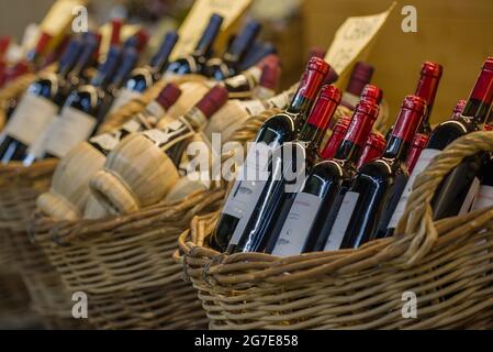 FLORENCE, ITALIE - 19 SEPTEMBRE 2017 : bouteilles de vin toscan sur le comptoir du magasin Banque D'Images