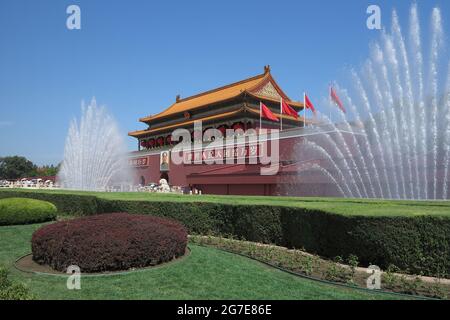 La place Tiananmen est située au centre de Pékin, la capitale de la République populaire de Chine, et à l'extrémité sud de la Cité interdite, le Monument des héros du peuple, la salle du souvenir du Président Mao, la Grande salle du peuple et le Musée national de Chine en face de Chang'an. Elle couvre une superficie de 4800 mètres carrés et attire l'attention du monde entier pour son art architectural exceptionnel et son statut politique spécial. (Photo de Sheldon Cooper / SOPA Images / Sipa USA) Banque D'Images