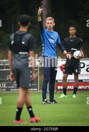 Edward, entraîneur-chef de Charleroi, continue de se faire des gestes pendant le camp d'entraînement d'été de l'équipe belge de football Sporting Charleroi, en préparation de la mer à venir Banque D'Images