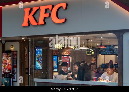 Hong Kong, Chine. 13 juillet 2021. Les clients sont vus à la chaîne de restauration de poulet de restauration rapide américaine, Kentucky Fried Chicken (KFC) et logo à Hong Kong. (Photo de Budrul Chukrut/SOPA Images/Sipa USA) crédit: SIPA USA/Alay Live News Banque D'Images