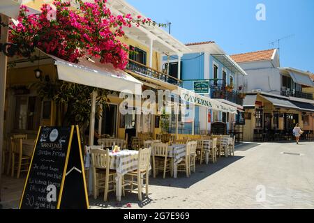 Tavernes grecques traditionnelles avec tables vides dans la ville de Lefkada Banque D'Images