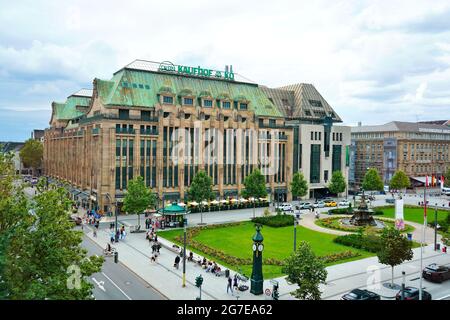 Vue complète sur la place historique Corneliusplatz avec le grand magasin traditionnel Kaufhof dans le centre-ville de Düsseldorf, Allemagne. Banque D'Images