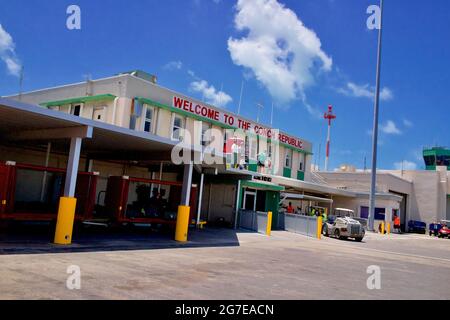 Aéroport international de Key West à Key West, FL, Floride, États-Unis. Façade du terminal accueillant les touristes à Key West. Petit et daté. Banque D'Images