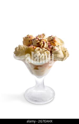 Crème glacée aromatisée à la crème et aux fruits dans une tasse de verre isolée sur blanc, espace de copie Banque D'Images