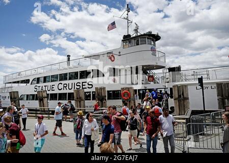 Les touristes se sont mis en file d'attente pour embarquer dans les croisières Statue Cruises, pour visiter le Liberty Satue, à New York. Banque D'Images