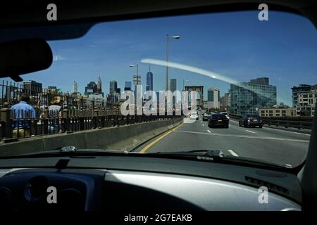 Pont de Brooklyn avec vue sur Manhattan en arrière-plan, vu depuis un compartiment de voiture, à New York.