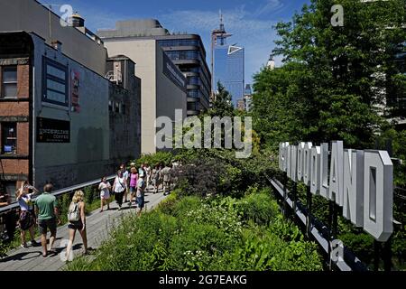 Sentier du High Line Park dans le quartier de Chelsea, Manhattan, New York. Banque D'Images