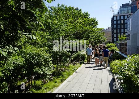 Sentier du High Line Park dans le quartier de Chelsea, Manhattan, New York. Banque D'Images