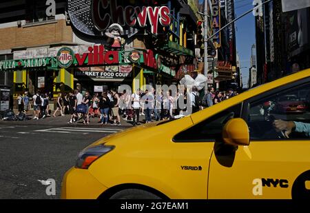 Taxi jaune dans les rues de Manhattan, un jour ensoleillé, à New York. Banque D'Images