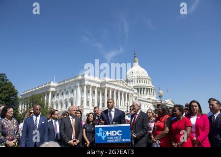 Le représentant des États-Unis Marc Veasey (démocrate du Texas), au centre, est accompagné du représentant de l'État du Texas Chris Turner, président du Texas House Democratic Caucus, à gauche, et du représentant des États-Unis Lloyd Doggett (démocrate du Texas), à droite, Et un groupe de députés démocrates de la Chambre des représentants du Texas qui fait des remarques lors d'une conférence de presse sur les droits de vote en dehors du Capitole des États-Unis à Washington, DC, USA, le mardi 13 juillet, 2021. Dans un effort pour empêcher les Républicains d'adopter de nouvelles restrictions électorales, la Chambre des représentants de l'État du Texas est arrivée à Dulles Inte Banque D'Images