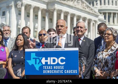 Le représentant d'État du Texas, Chris Turner, président du Texas House Democratic Caucus, est accompagné du représentant des États-Unis, Lloyd Doggett (démocrate du Texas), à droite, Et un groupe de députés démocrates de la Chambre des représentants du Texas qui fait des remarques lors d'une conférence de presse sur les droits de vote en dehors du Capitole des États-Unis à Washington, DC, USA, le mardi 13 juillet, Dans un effort pour empêcher les Républicains d'adopter de nouvelles restrictions électorales, ces représentants de l'État du Texas sont arrivés à l'aéroport international de Dulles hier soir après avoir fui leur État dans une paire de charte je 2021 Banque D'Images