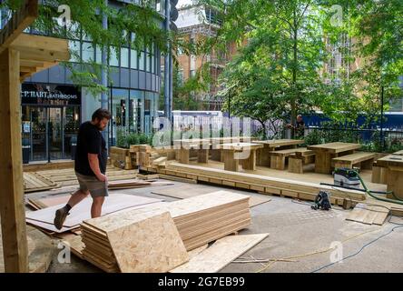 Windsor, Berkshire, Royaume-Uni. 13 juillet 2021. Un nouveau bar-restaurant extérieur appelé The Patch on the Plaza est en cours de construction à Windsor. Les propriétaires d'entreprise espèrent avec optimisme que la ville reviendra aux niveaux de visiteurs antérieurs à la pandémie Covid-19. Crédit : Maureen McLean/Alay Live News Banque D'Images