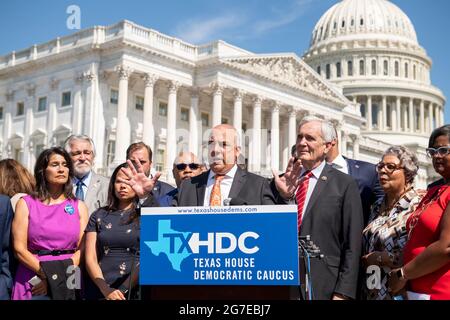 Le représentant d'État du Texas, Chris Turner, président du Texas House Democratic Caucus, est accompagné du représentant des États-Unis, Lloyd Doggett (démocrate du Texas), à droite, Et un groupe de députés démocrates de la Chambre des représentants du Texas qui fait des remarques lors d'une conférence de presse sur les droits de vote en dehors du Capitole des États-Unis à Washington, DC, le mardi 13 juillet 2021. Afin d'empêcher les Républicains d'adopter de nouvelles restrictions électorales, la Chambre des représentants de l'État du Texas est arrivée à l'aéroport international de Dulles hier soir après avoir fui leur État à l'aide d'une paire de jets d'affrètement. CRED Banque D'Images