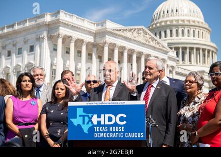 Le représentant d'État du Texas, Chris Turner, président du Texas House Democratic Caucus, est accompagné du représentant des États-Unis, Lloyd Doggett (démocrate du Texas), à droite, Et un groupe de députés démocrates de la Chambre des représentants du Texas qui fait des remarques lors d'une conférence de presse sur les droits de vote en dehors du Capitole des États-Unis à Washington, DC, le mardi 13 juillet 2021. Afin d'empêcher les Républicains d'adopter de nouvelles restrictions électorales, la Chambre des représentants de l'État du Texas est arrivée à l'aéroport international de Dulles hier soir après avoir fui leur État à l'aide d'une paire de jets d'affrètement. CRED Banque D'Images