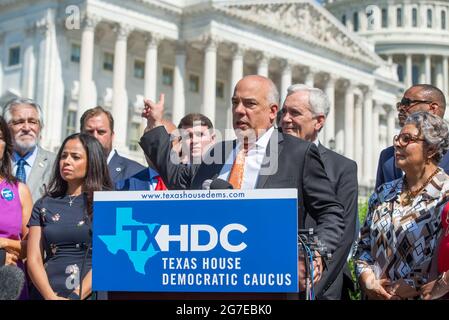 Le représentant d'État du Texas, Chris Turner, président du Texas House Democratic Caucus, est accompagné du représentant des États-Unis, Lloyd Doggett (démocrate du Texas), à droite, Et un groupe de députés démocrates de la Chambre des représentants du Texas qui fait des remarques lors d'une conférence de presse sur les droits de vote en dehors du Capitole des États-Unis à Washington, DC, le mardi 13 juillet 2021. Afin d'empêcher les Républicains d'adopter de nouvelles restrictions électorales, la Chambre des représentants de l'État du Texas est arrivée à l'aéroport international de Dulles hier soir après avoir fui leur État à l'aide d'une paire de jets d'affrètement. CRED Banque D'Images