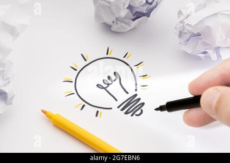 Concept Bright Idea. Dessiner à la main une ampoule sur le papier et du papier froissé. Concept de processus créatif Banque D'Images