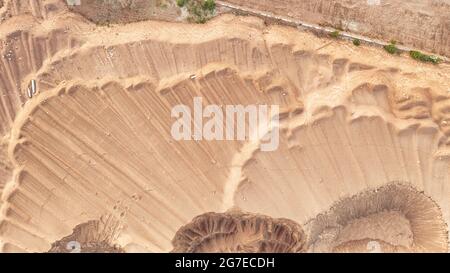 Vue aérienne de dessus de surface sablonneuse. Image du thème désert industriel et écologie Banque D'Images