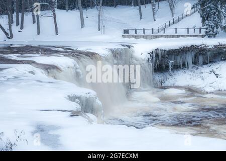 Chute d'eau gelée de Keila-Joa en hiver. Harjumaa, Estonie Banque D'Images