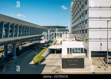 Athènes, Grèce - 1er octobre 2020 : chemin passager et hôtel à l'aéroport d'Athènes Banque D'Images