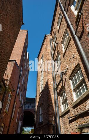 De grands bâtiments en briques au large de Little Underbank, dans un quartier historique de la ville de Stockport, dans le Grand Manchester, en Angleterre. Banque D'Images